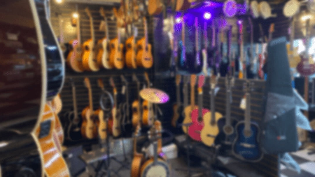 Parede de instrumentos da Casa do Violão, na Rua Pareto 42, Tijuca